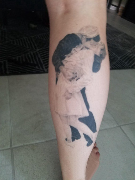 点击大图看下一张：男生小腿上黑灰素描点刺技巧创意人物纹身图片