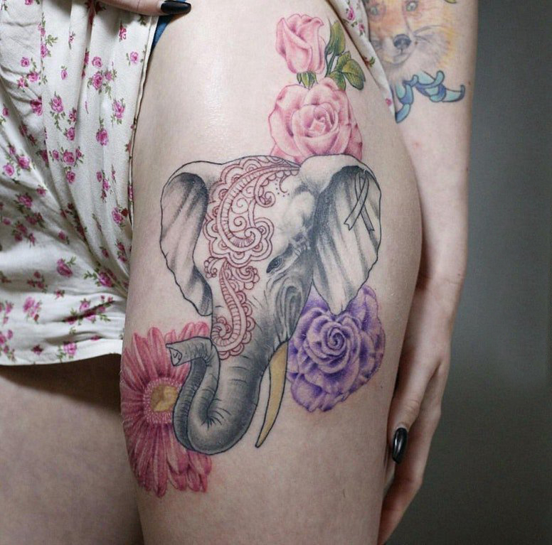 点击大图看下一张：女生大腿上彩绘渐变简单线条花朵和大象纹身图片