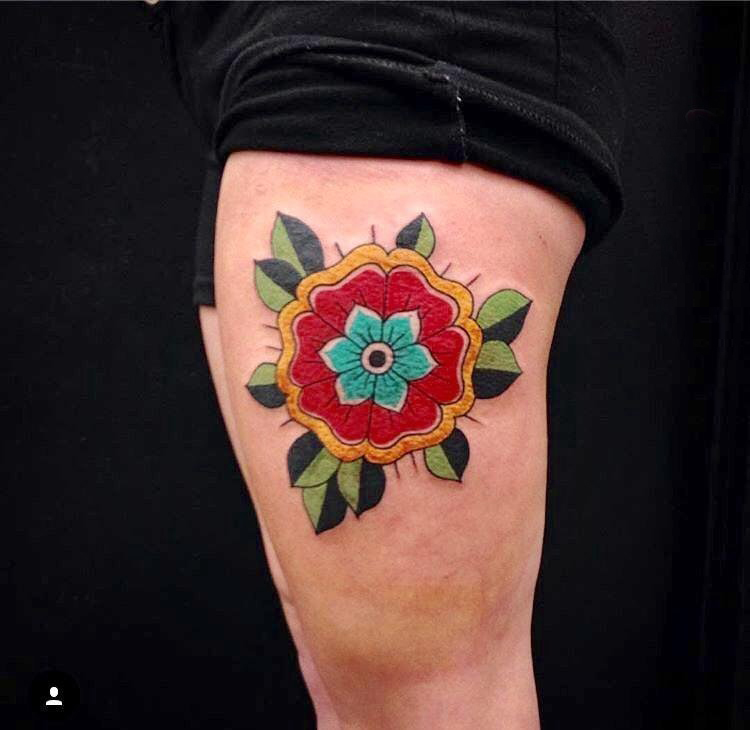 点击大图看下一张：女生大腿上彩绘水彩素描创意唯美文艺花朵纹身图片