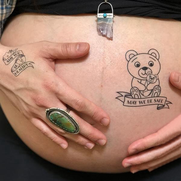 点击大图看下一张：女生腹部黑色几何简单线条英文和卡通熊纹身图片