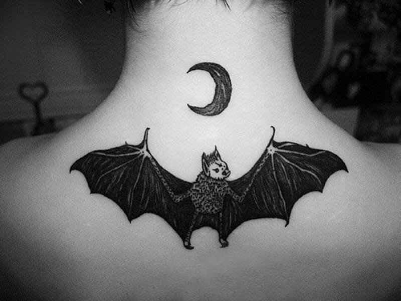 点击大图看下一张：女生颈后黑色点刺简单线条月亮和蝙蝠纹身图片