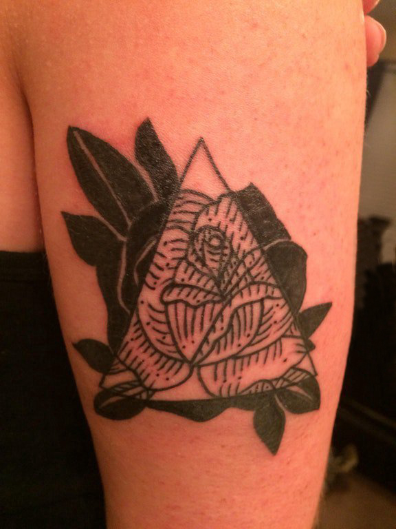 点击大图看下一张：女生手臂上黑色线条素描创意唯美花朵几何纹身图片
