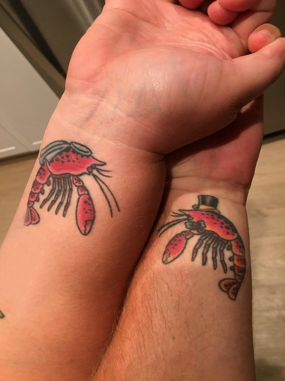 点击大图看下一张：情侣手臂上彩绘简单线条小动物虾纹身图片