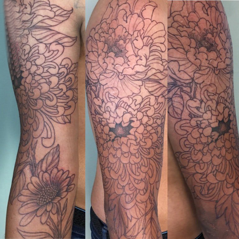 点击大图看下一张：线条花朵花臂创意纹身图片