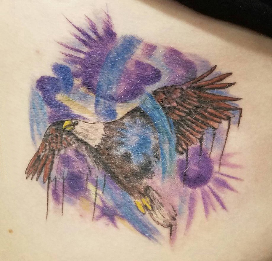 点击大图看下一张：男生背部彩绘水彩素描创意霸气老鹰纹身图片