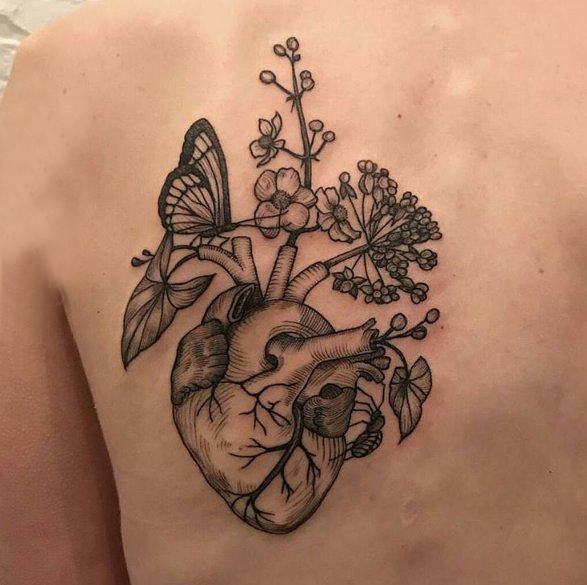 点击大图看下一张：男生背部黑灰素描点刺技巧创意心脏花朵纹身图片