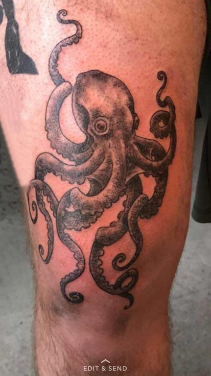 点击大图看下一张：男生大腿上黑灰素描点刺技巧创意章鱼动物纹身图片