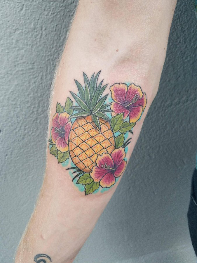 点击大图看下一张：男生手臂上彩绘渐变简单线条花朵和菠萝纹身图片