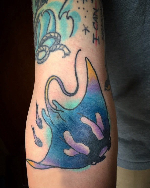 点击大图看下一张：男生手臂上彩绘水彩素描创意文艺唯美鱼纹身图片