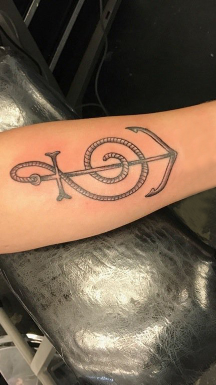 点击大图看下一张：男生手臂上黑灰素描创意绳子元素音符船锚纹身图片