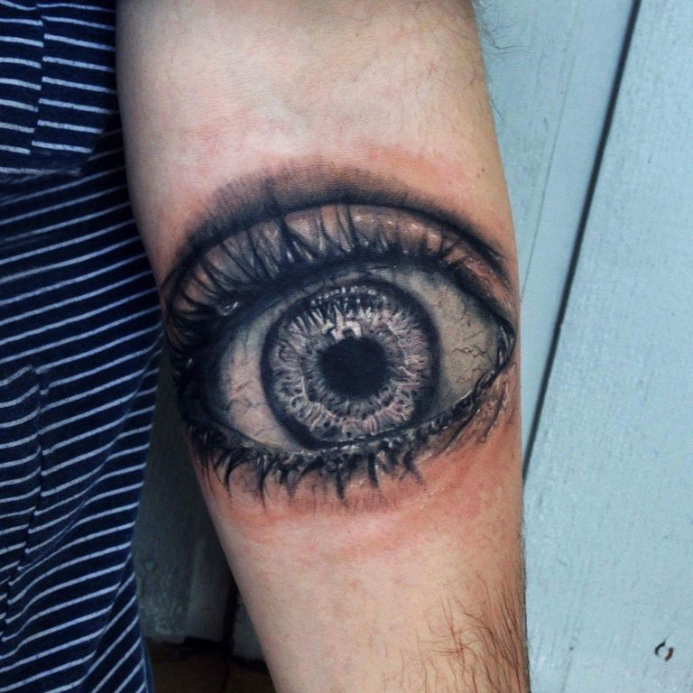 点击大图看下一张：男生手臂上黑灰素描点刺技巧创意文艺唯美眼睛纹身图片