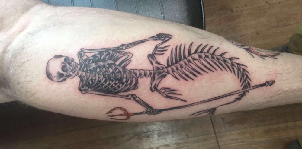 点击大图看下一张：男生小腿上黑灰素描点刺技巧创意美人鱼骷髅纹身图片