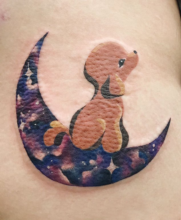 点击大图看下一张：女生侧腰上彩绘星空元素月亮和小狗纹身图片