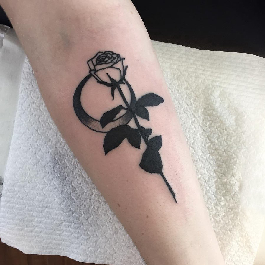 点击大图看下一张：女生手臂上黑色点刺简单线条月亮和植物玫瑰纹身图片
