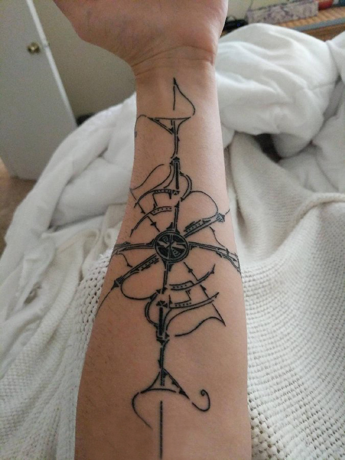 点击大图看下一张：女生手臂上黑色线条素描创意指南针纹身图片