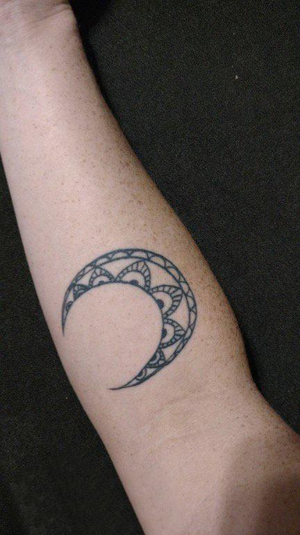 点击大图看下一张：女生手臂上黑色线条素描唯美花纹月亮纹身图片