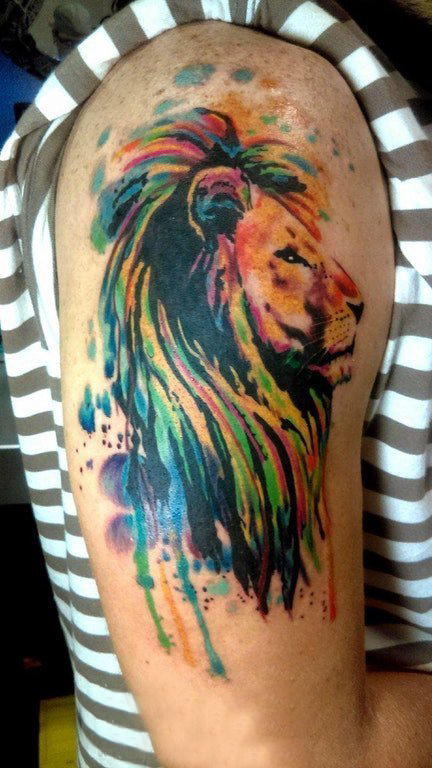 点击大图看下一张：男生大臂上彩绘渐变抽象线条小动物狮子纹身图片