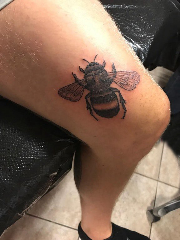 点击大图看下一张：男生大腿上黑色点刺简单线条昆虫蜜蜂纹身图片