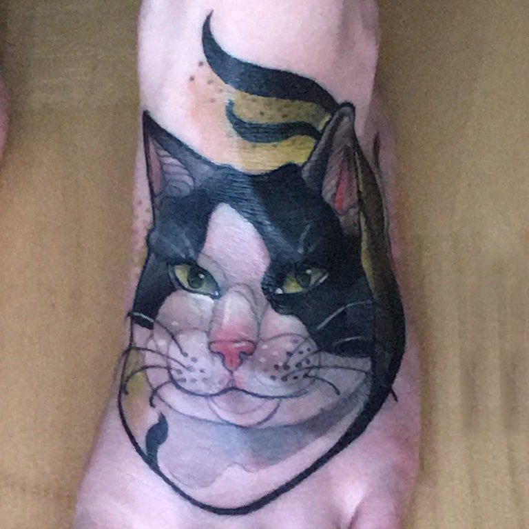 点击大图看下一张：男生脚背上彩绘渐变简单线条小动物猫咪纹身图片