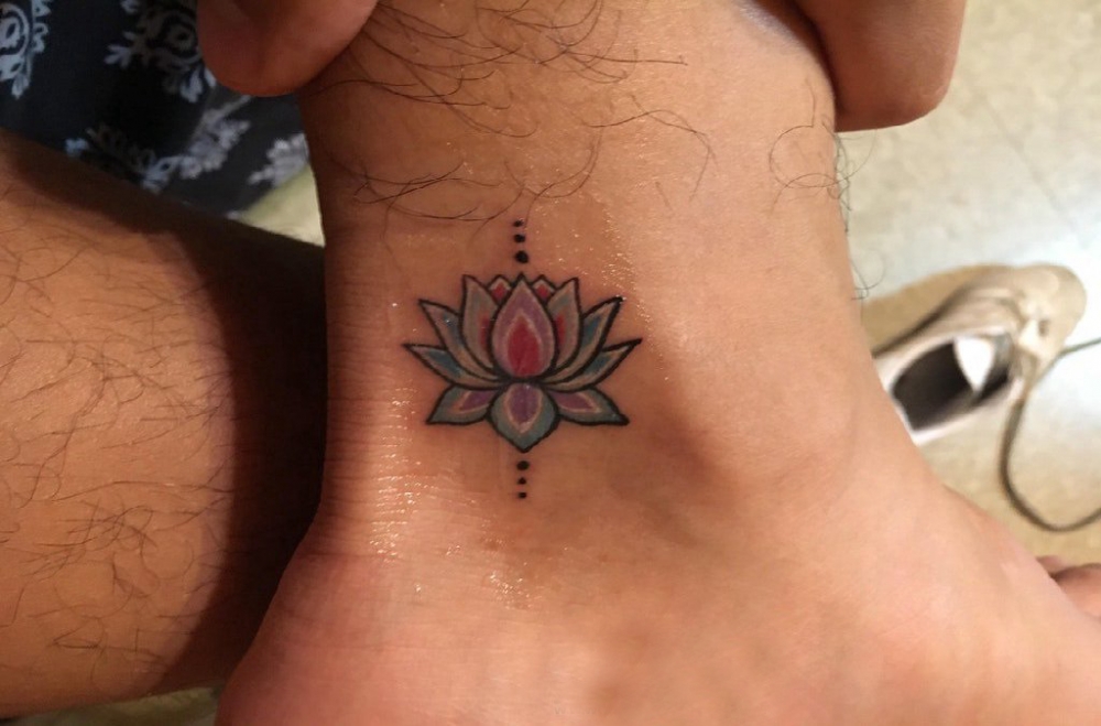 点击大图看下一张：男生脚踝上彩绘渐变简单线条植物莲花纹身图片