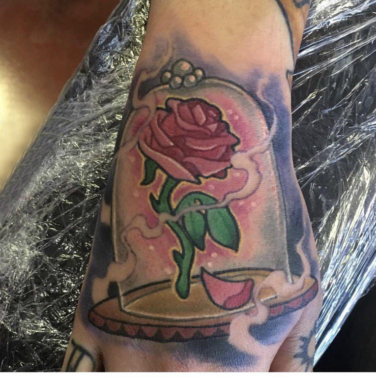 点击大图看下一张：男生手背上彩绘渐变简单线条植物玫瑰花纹身图片