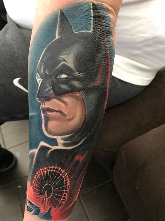 点击大图看下一张：男生手臂上彩绘简单线条英雄人物肖像蝙蝠侠纹身图片