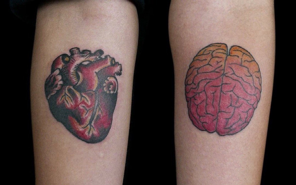 点击大图看下一张：男生手臂上彩绘渐变抽象线条心脏和大脑纹身图片