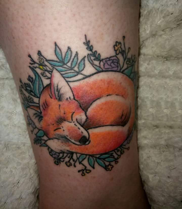 点击大图看下一张：男生手臂上彩绘渐变简单线条植物藤和动物狐狸纹身图片