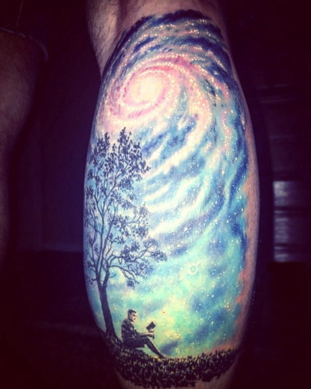 点击大图看下一张：男生手臂上彩绘渐变星空元素植物大树和人物纹身图片