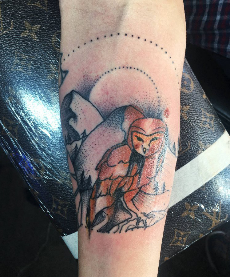 点击大图看下一张：男生手臂上彩绘水彩素描创意文艺猫头鹰纹身图片
