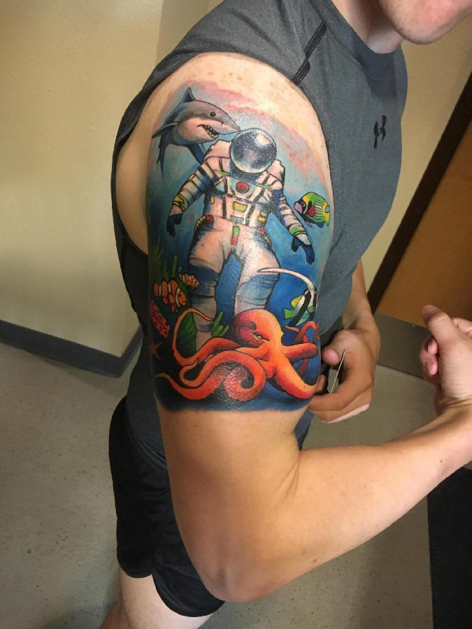 点击大图看下一张：男生手臂上彩绘水彩素描创意文艺神秘宇航员纹身图片