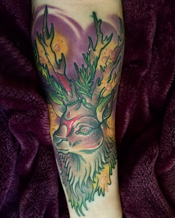 点击大图看下一张：男生手臂上彩绘水彩素描泼墨麋鹿纹身图片