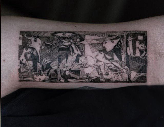 点击大图看下一张：男生手臂上黑灰点刺几何抽象线条毕加索名画纹身图片