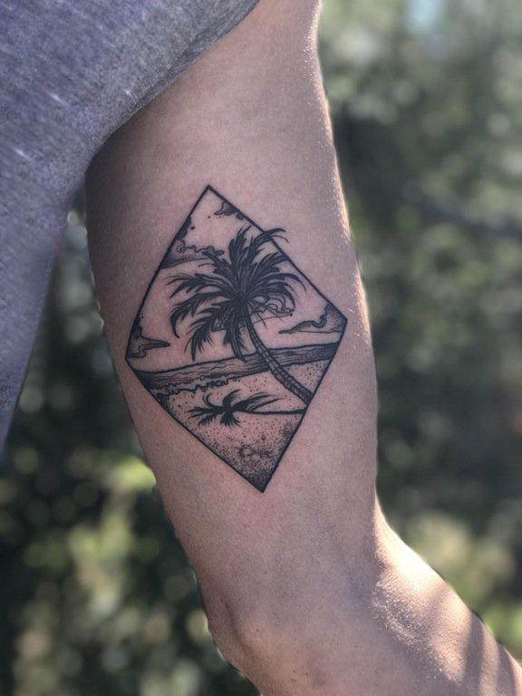 点击大图看下一张：男生手臂上黑灰点刺几何简单线条植物椰树风景纹身图片