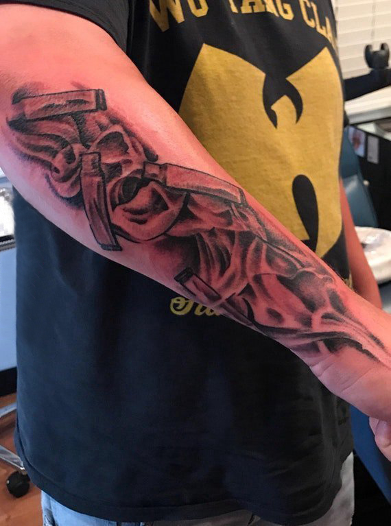 点击大图看下一张：男生手臂上黑灰素描点刺技巧创意霸气精致纹身图片
