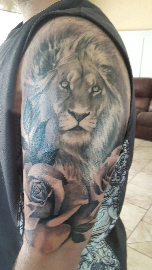 点击大图看下一张：男生手臂上黑灰素描点刺技巧创意霸气狮子头纹身图片