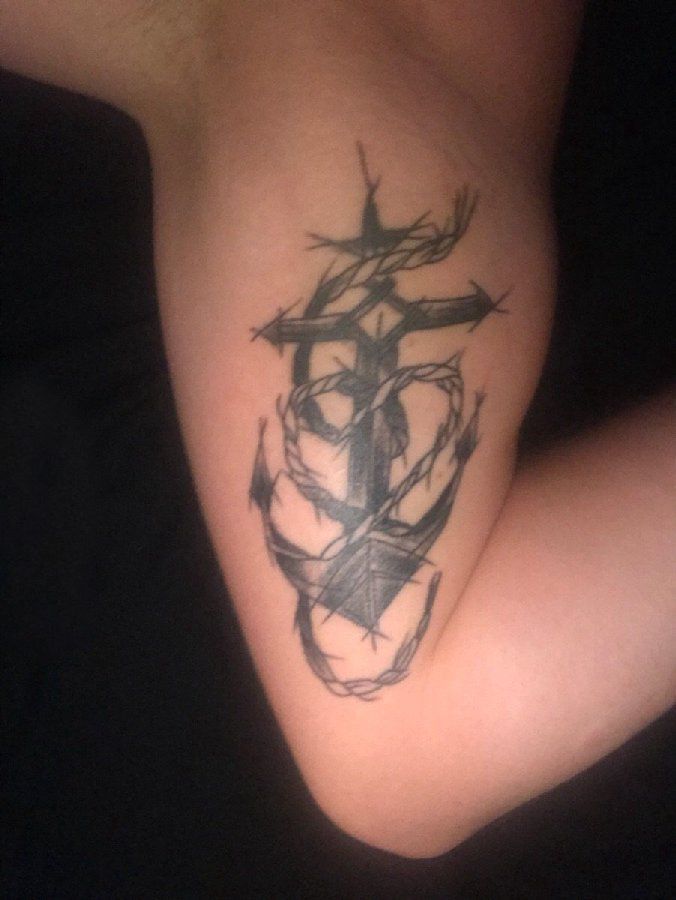 点击大图看下一张：男生手臂上黑灰素描点刺技巧海军风船锚纹身图片