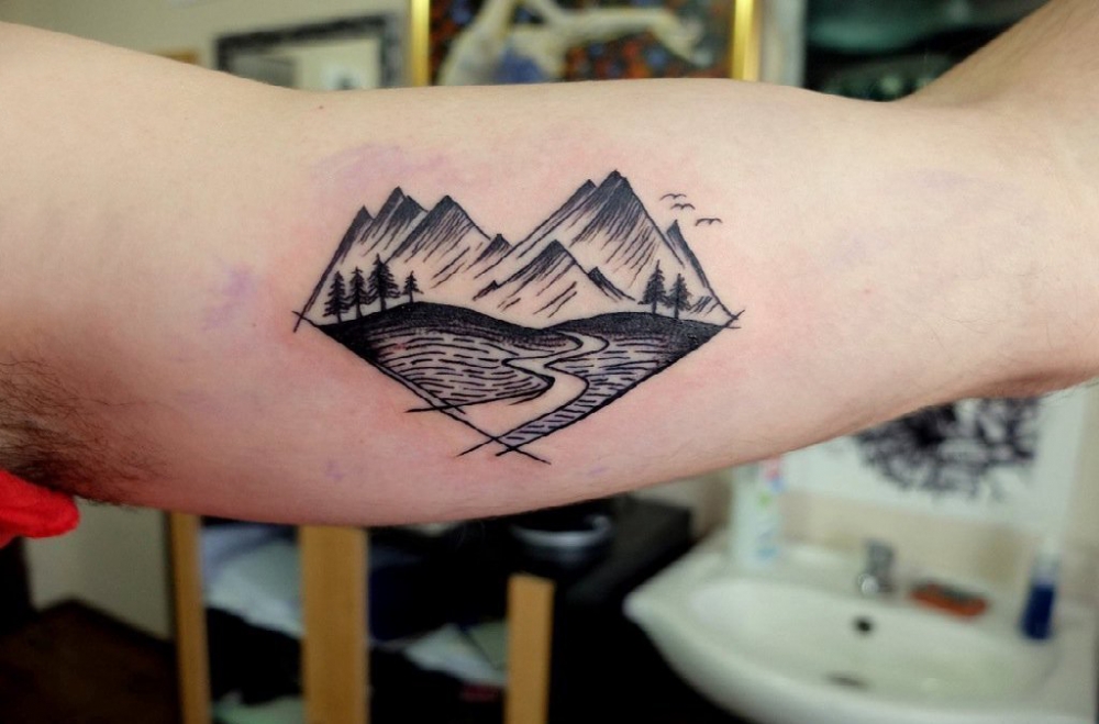 点击大图看下一张：男生手臂上黑色点刺简单抽象线条山水风景纹身图片
