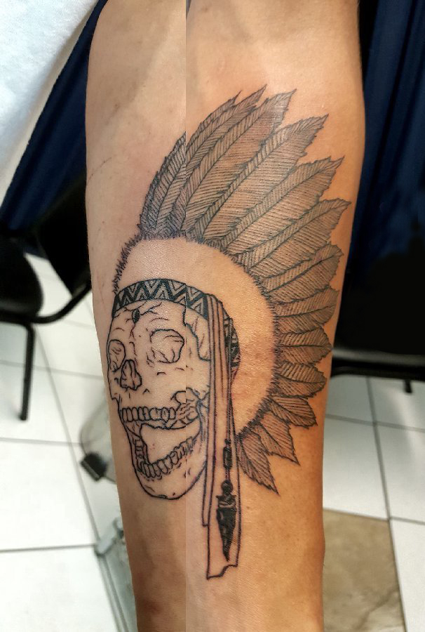 点击大图看下一张：男生手臂上黑色点刺简单线条骷髅印第安人纹身图片