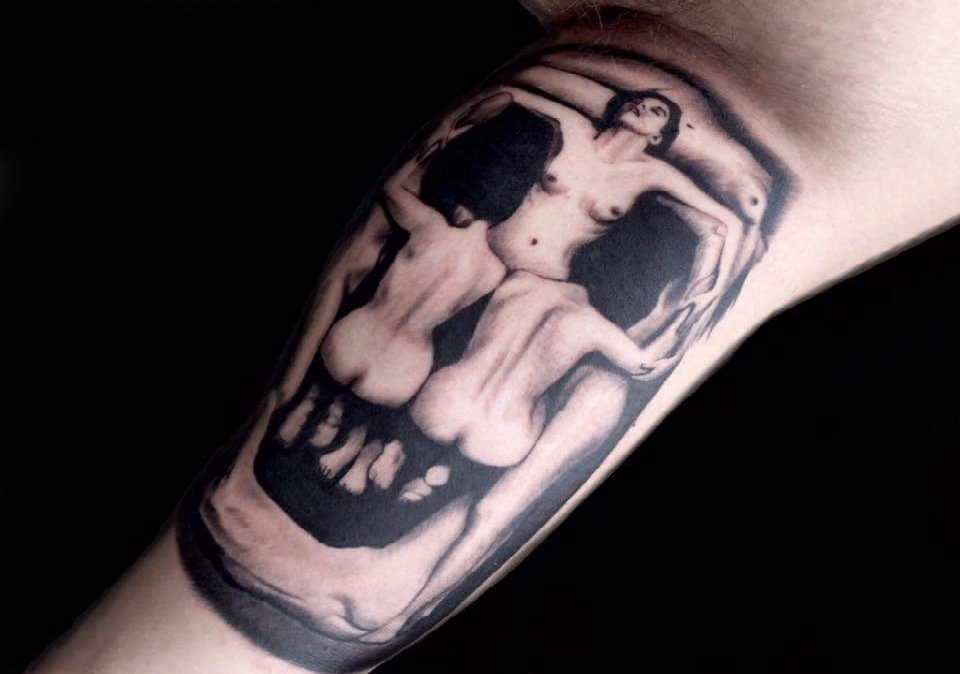 点击大图看下一张：男生手臂上黑色点刺简单线条人物骷髅纹身图片