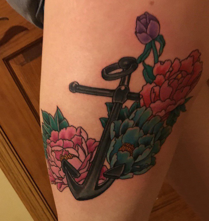 点击大图看下一张：女生大腿上彩绘渐变简单线条花朵和船锚纹身图片