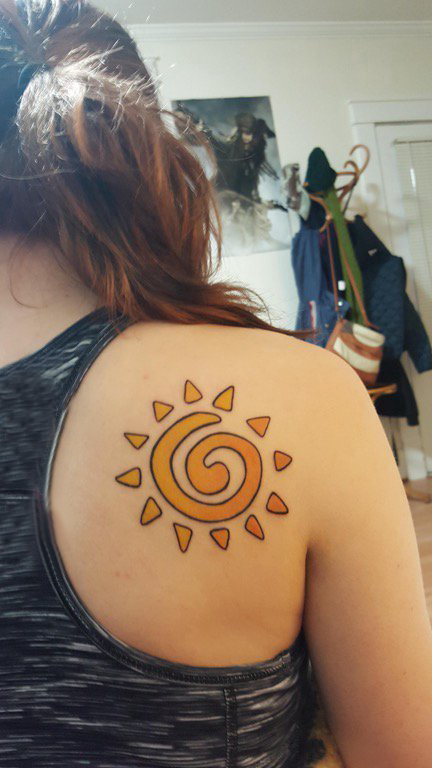 点击大图看下一张：女生后背上彩绘几何简单线条太阳纹身图片