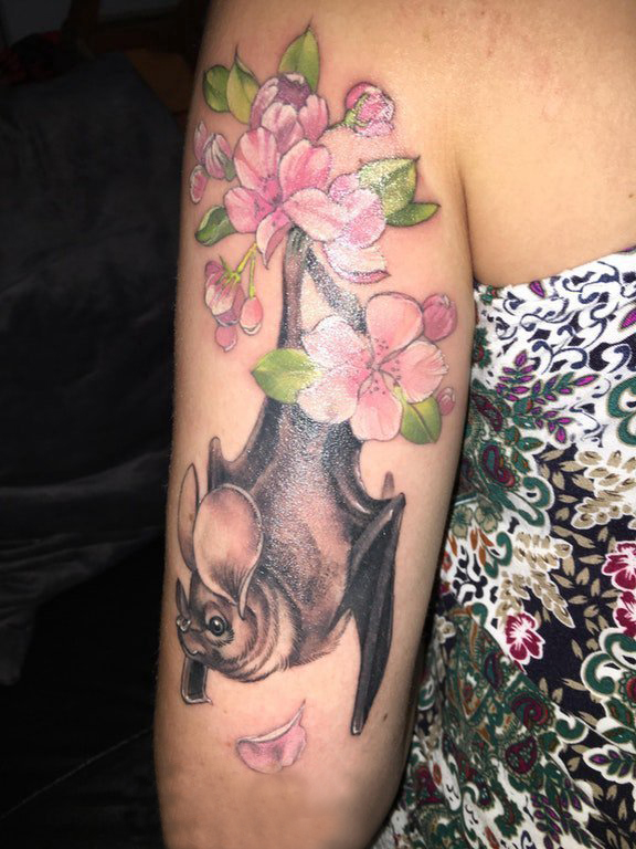 点击大图看下一张：女生手臂上彩绘水彩素描创意唯美花朵动物纹身图片