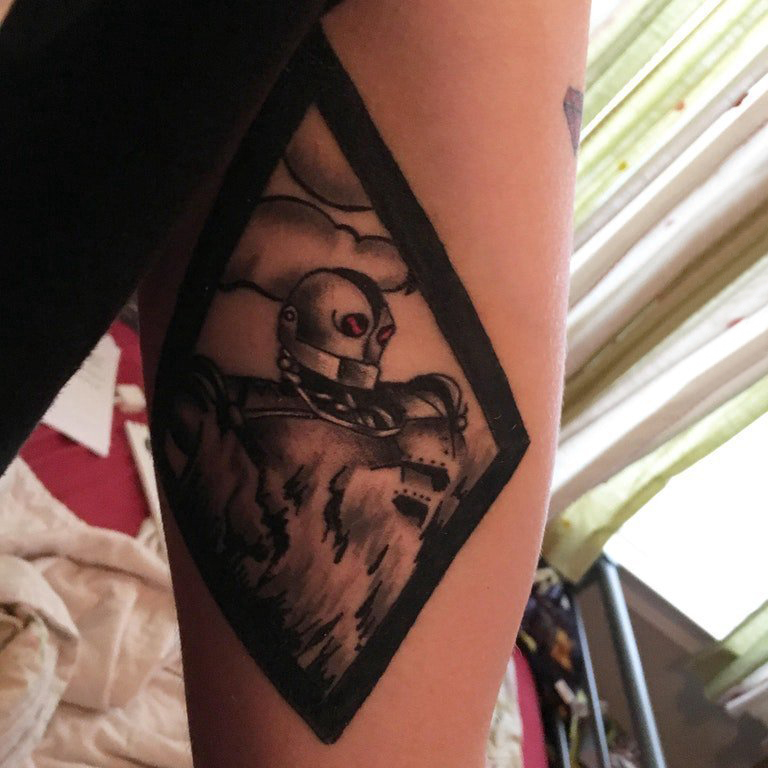 点击大图看下一张：女生手臂上黑灰素描点刺技巧创意骷髅纹身图片