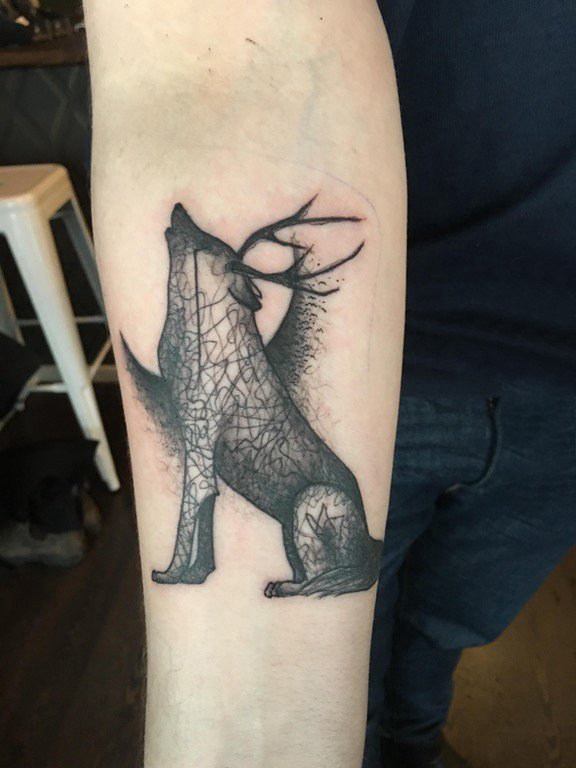 点击大图看下一张：女生手臂上黑色点刺几何简单线条小动物狼纹身图片