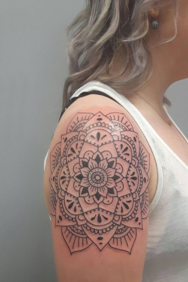 点击大图看下一张：女生手臂上黑色线条素描几何元素创意梵花纹身图片