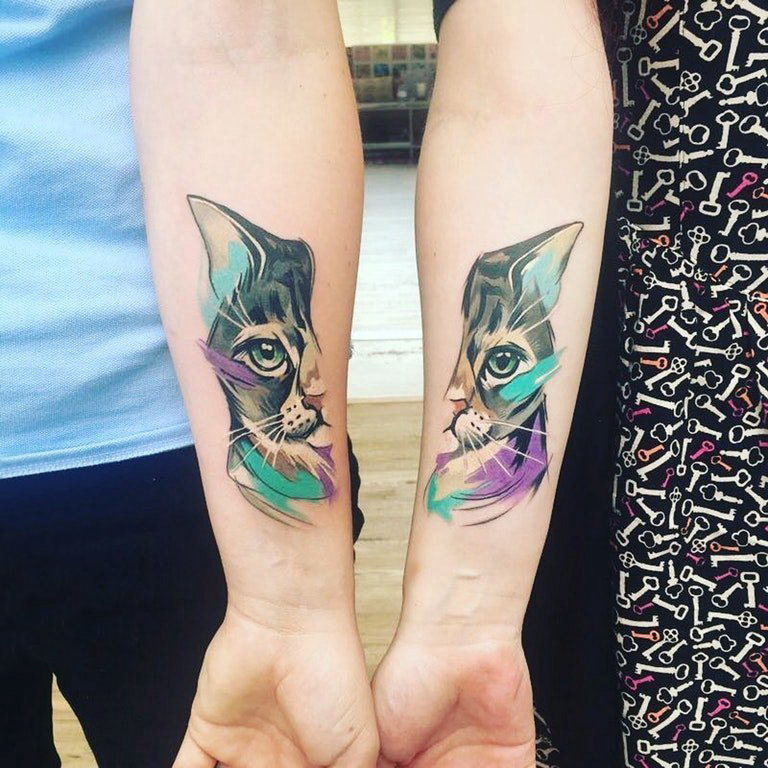 点击大图看下一张：情侣手臂上彩绘抽象线条小动物猫咪拼接纹身图片