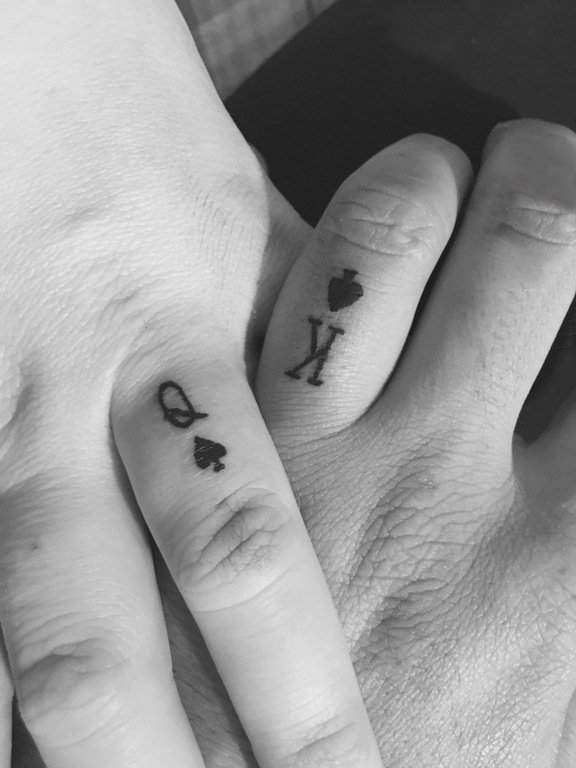 点击大图看下一张：情侣手指上黑色简单线条字母和心形纹身图片