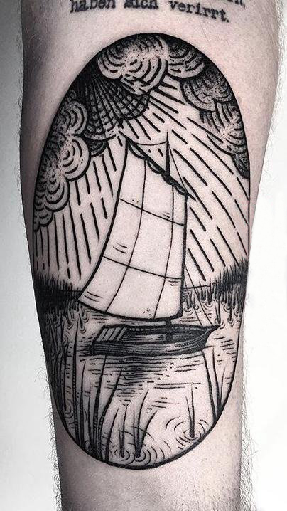 点击大图看下一张：男生大腿上黑色点刺几何简单线条帆船纹身图片
