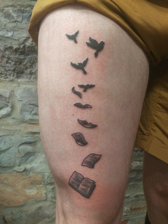 点击大图看下一张：男生大腿上黑色点刺几何简单线条小动物轮廓和书籍纹身图片